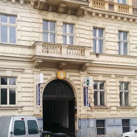 Quiet Courtyard Apartment Praha Bagian luar foto