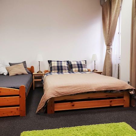 Quiet Courtyard Apartment Praha Bagian luar foto