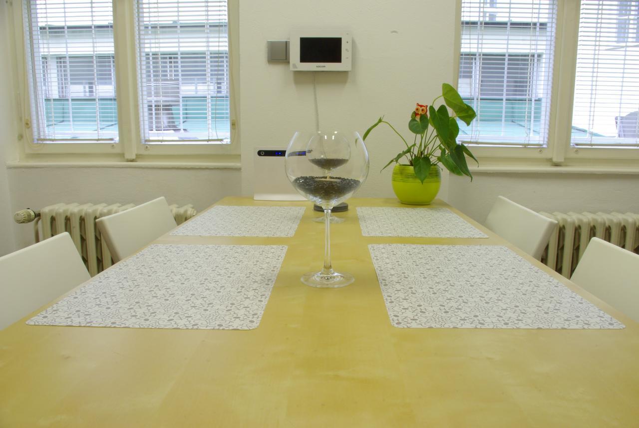 Quiet Courtyard Apartment Praha Bagian luar foto