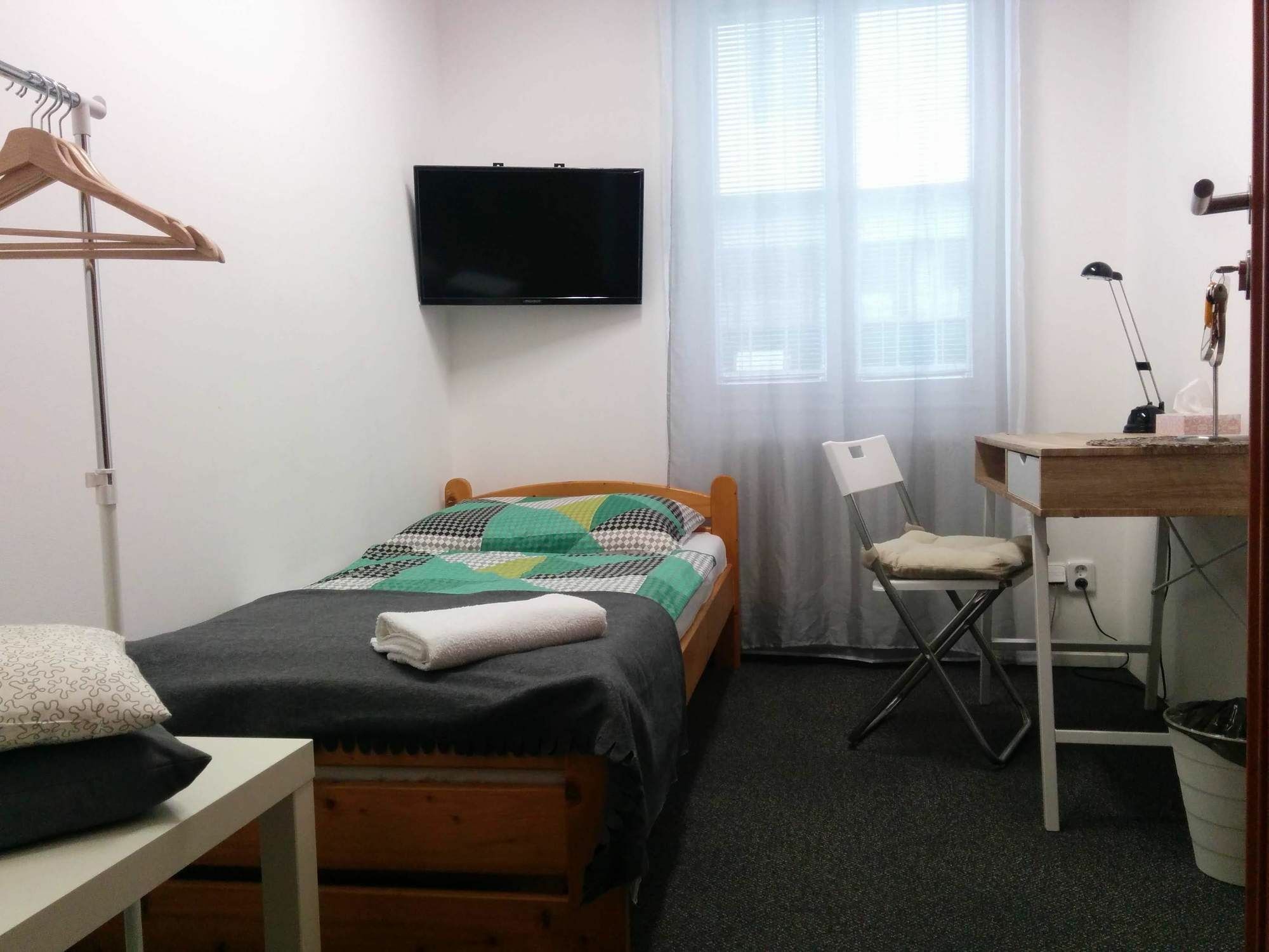 Quiet Courtyard Apartment Praha Bagian luar foto