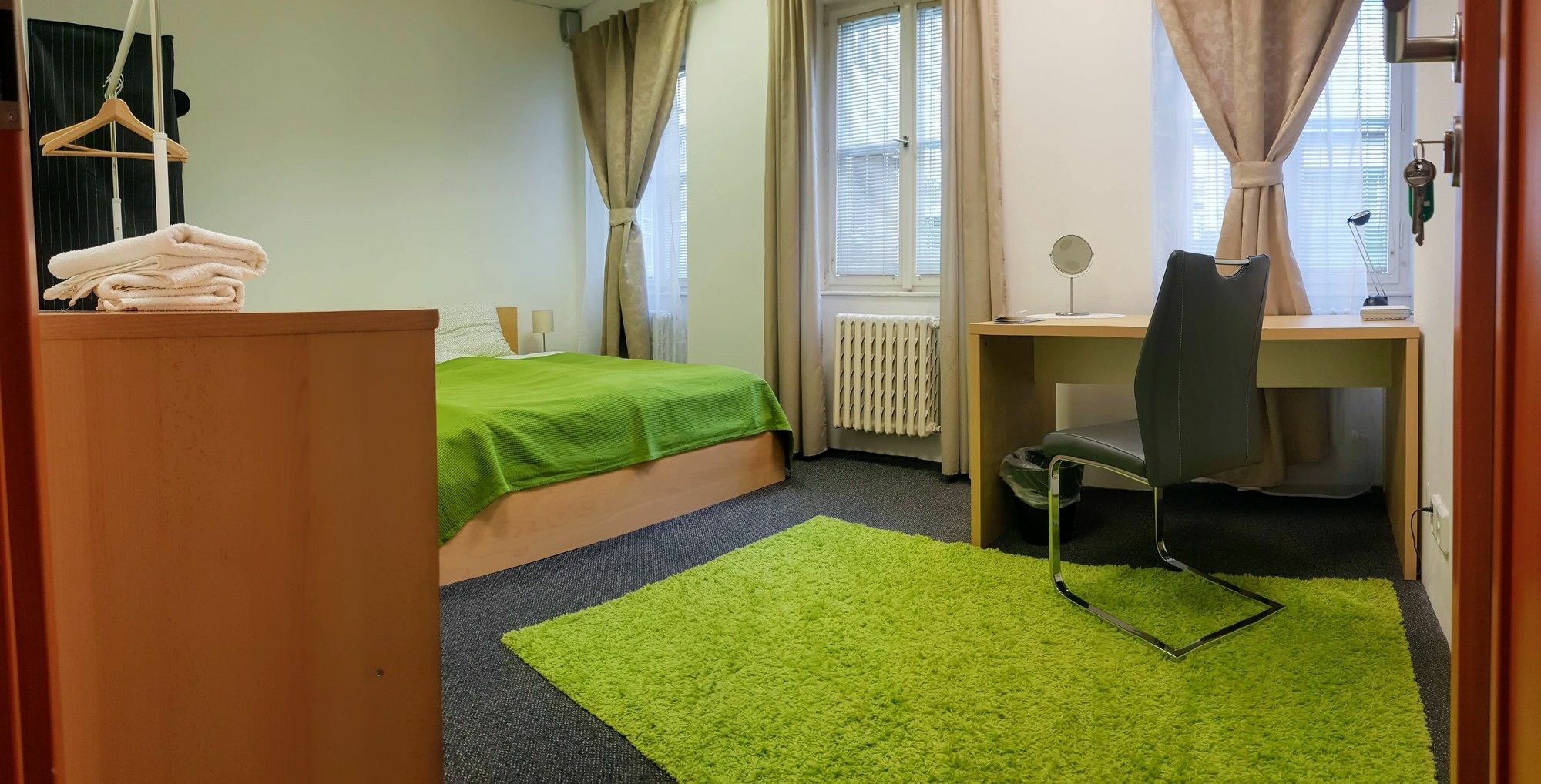 Quiet Courtyard Apartment Praha Bagian luar foto