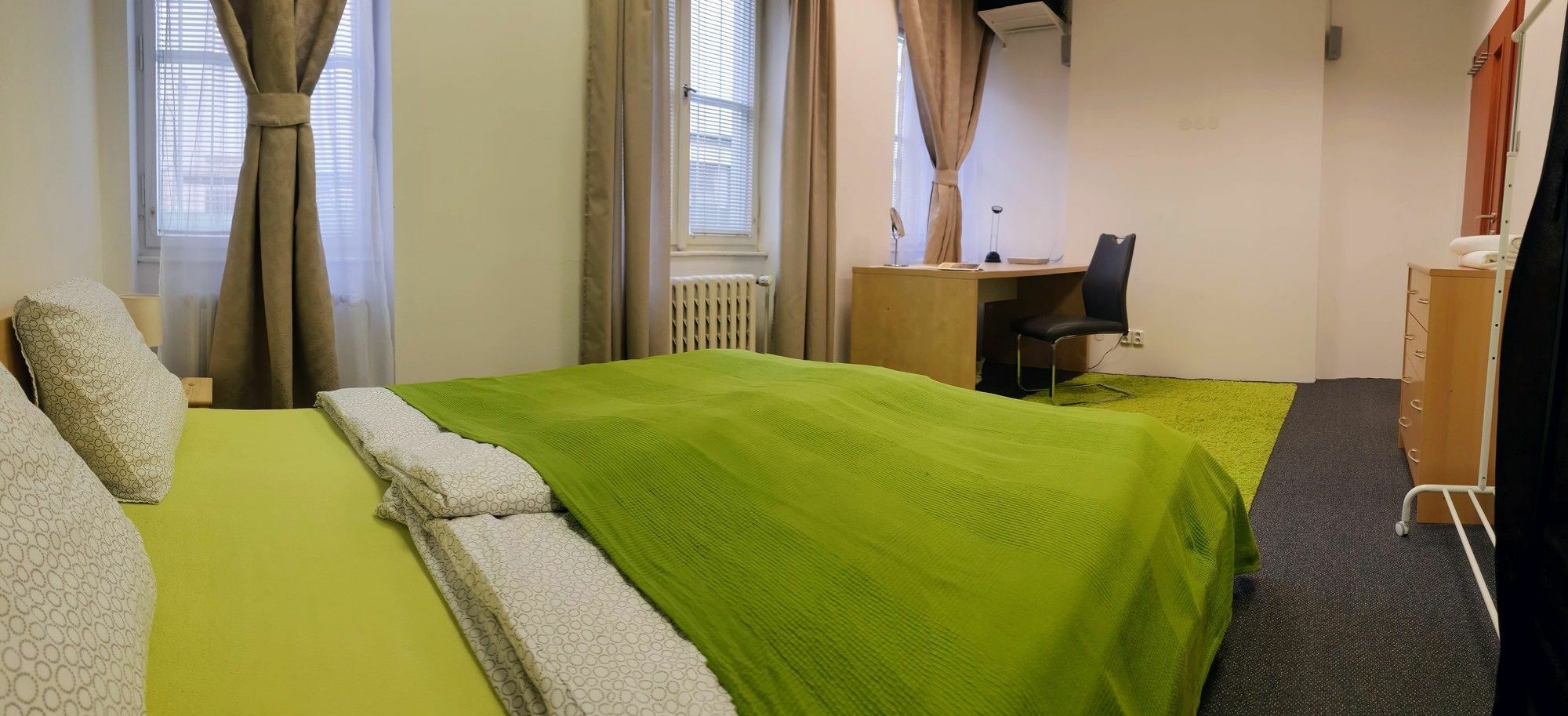 Quiet Courtyard Apartment Praha Bagian luar foto
