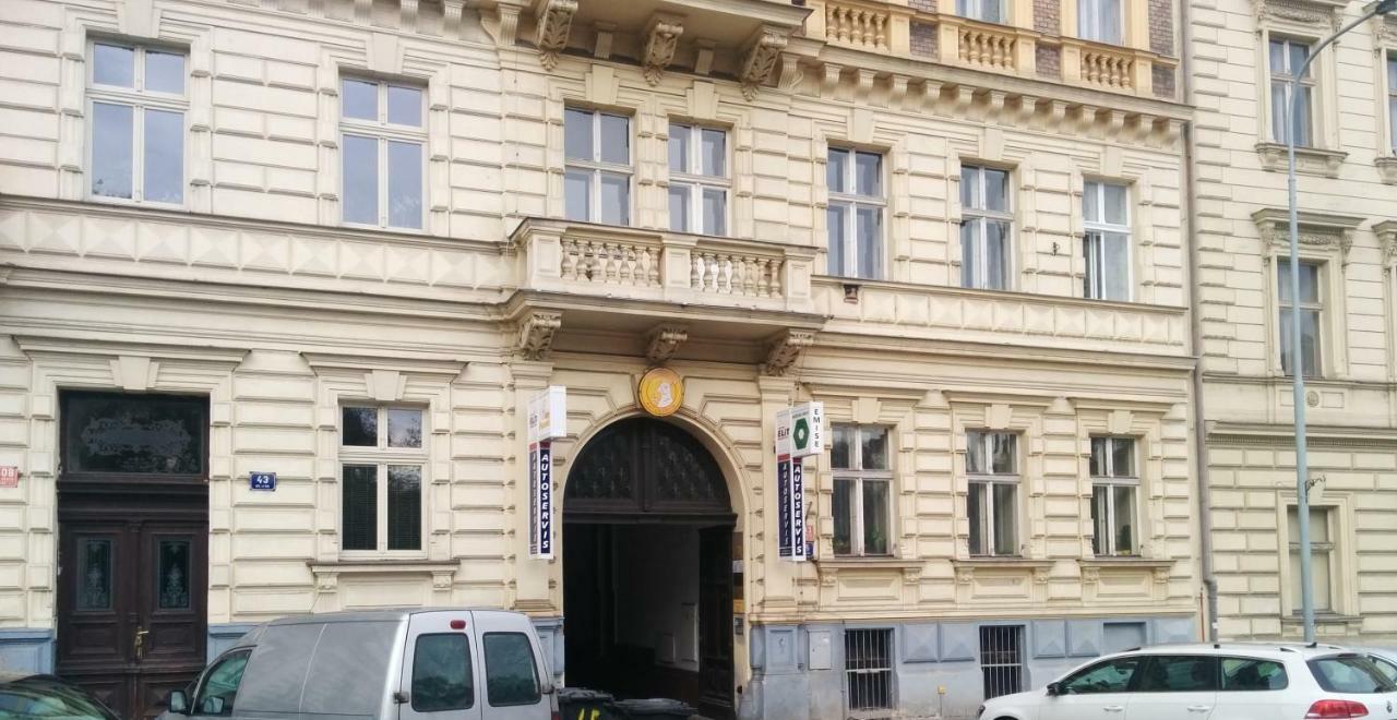 Quiet Courtyard Apartment Praha Bagian luar foto