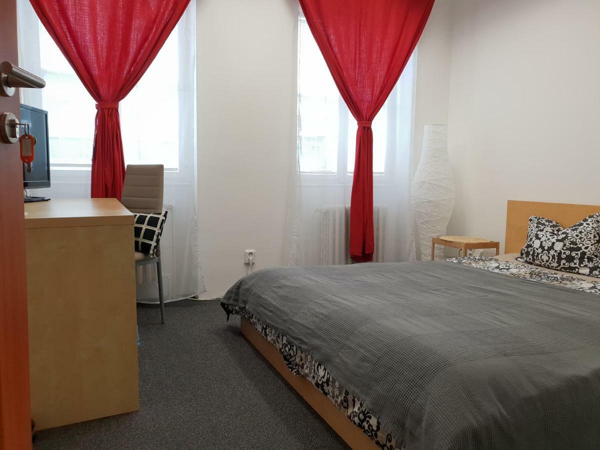 Quiet Courtyard Apartment Praha Bagian luar foto