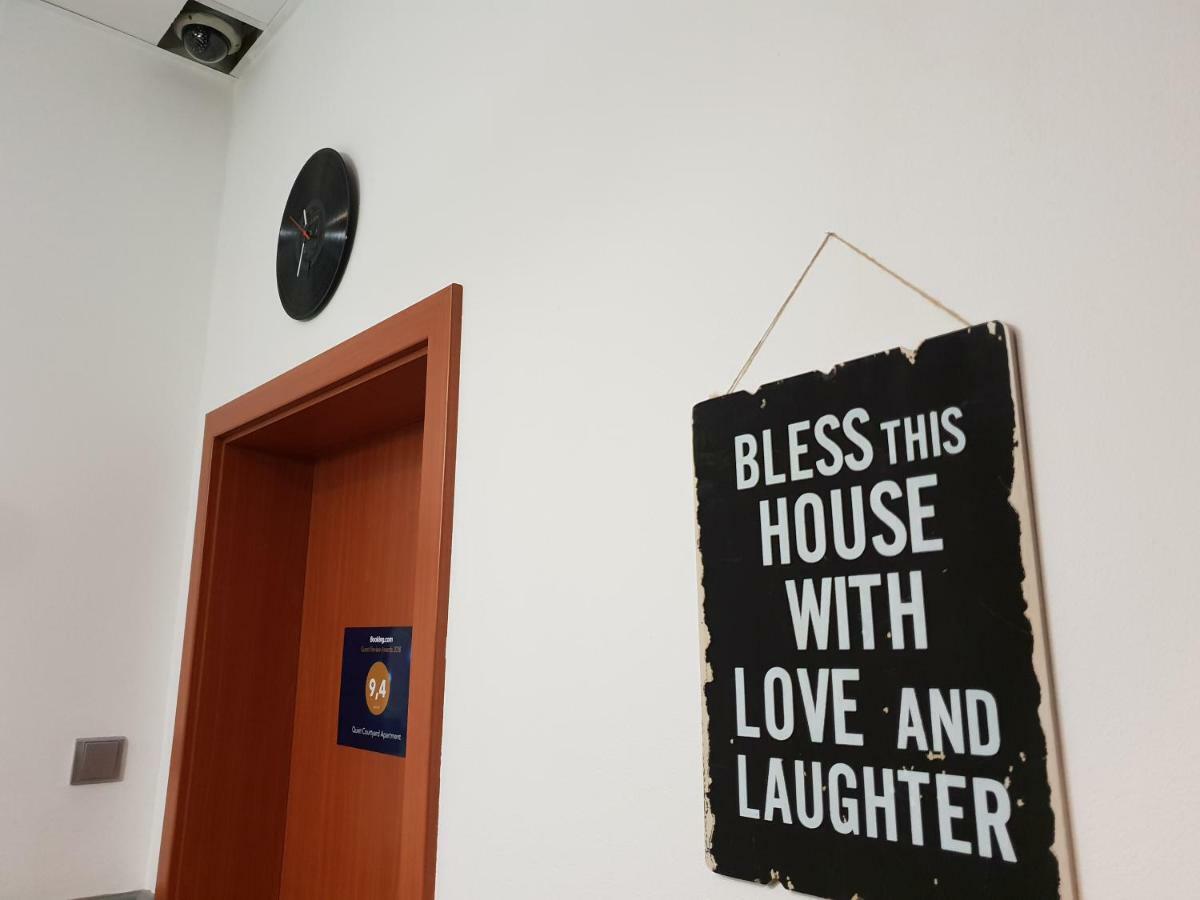 Quiet Courtyard Apartment Praha Bagian luar foto