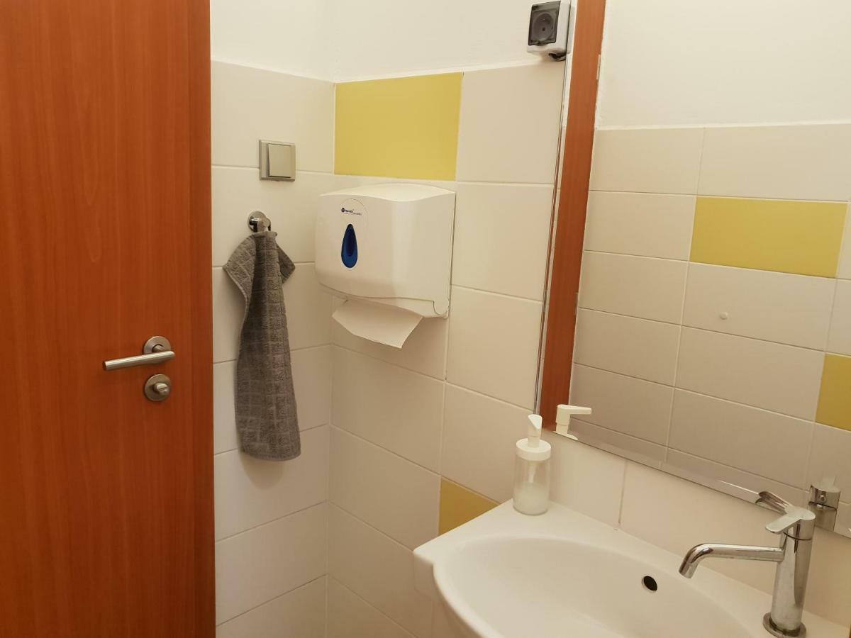 Quiet Courtyard Apartment Praha Bagian luar foto