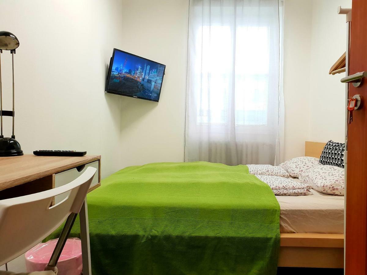 Quiet Courtyard Apartment Praha Bagian luar foto