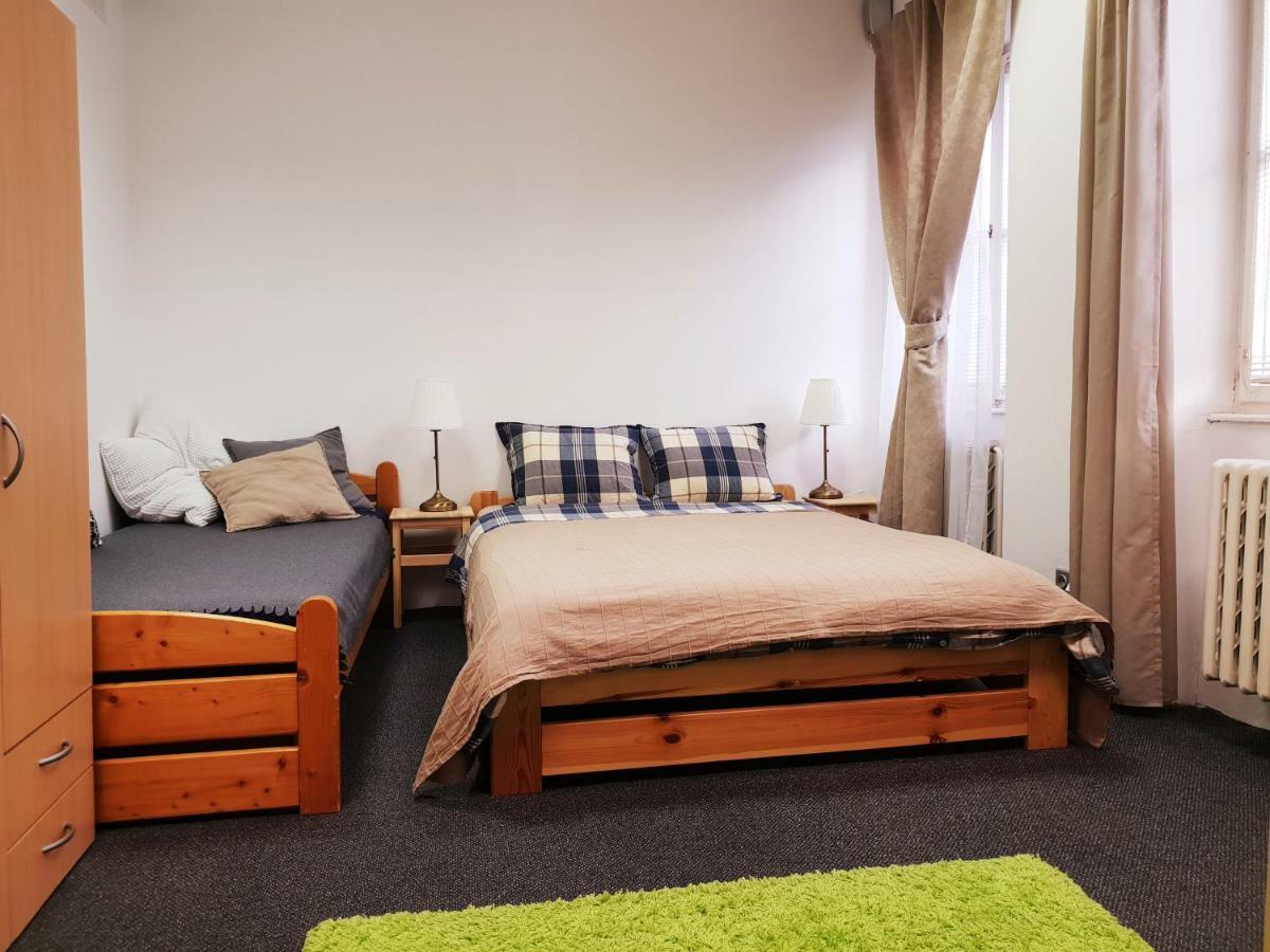 Quiet Courtyard Apartment Praha Bagian luar foto